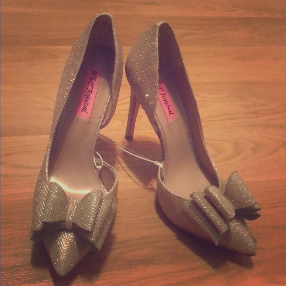 Gold Sparkly Heels!